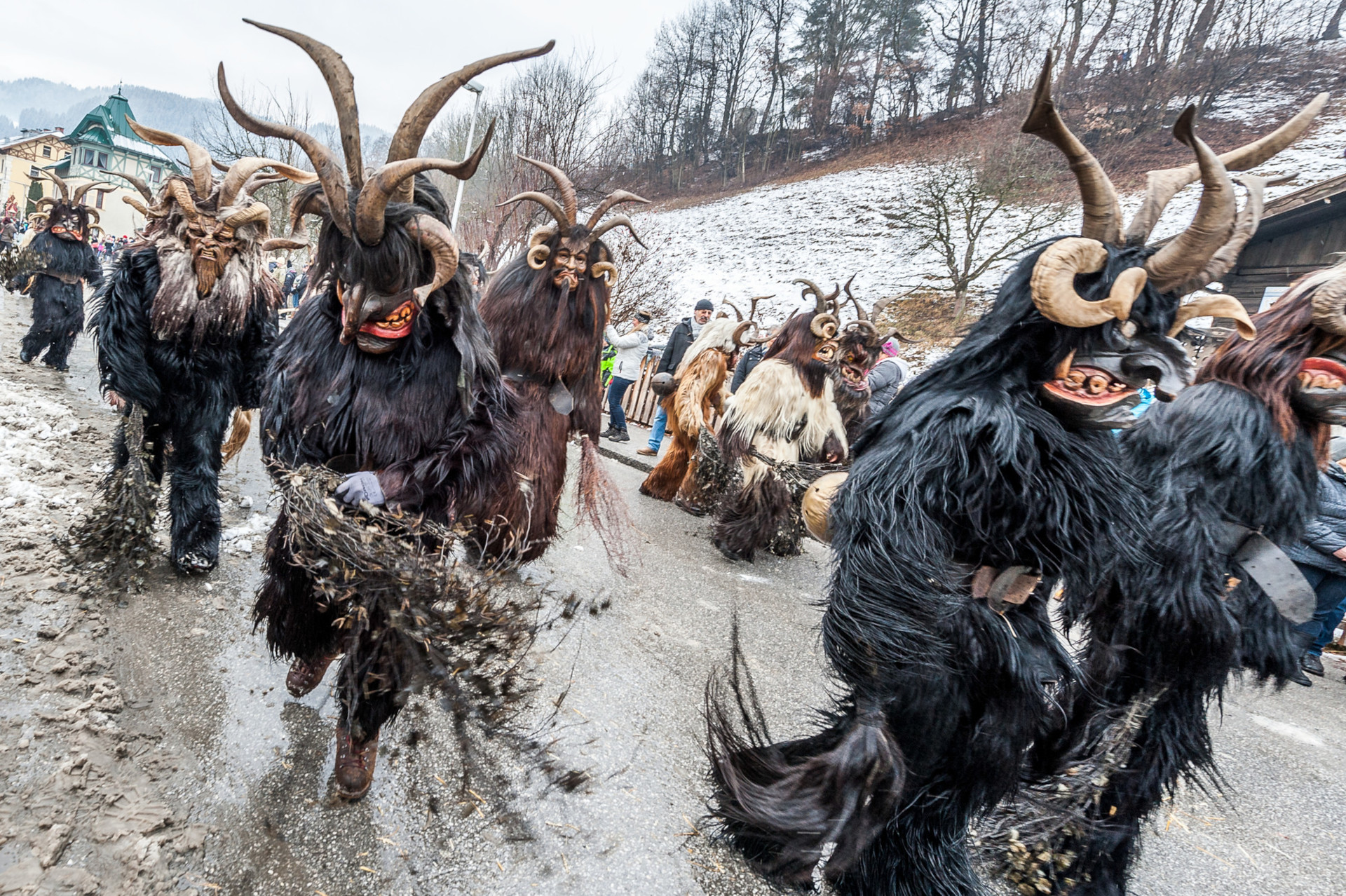 Krampusläufe im SalzburgerLand - zum Gruseln schön!