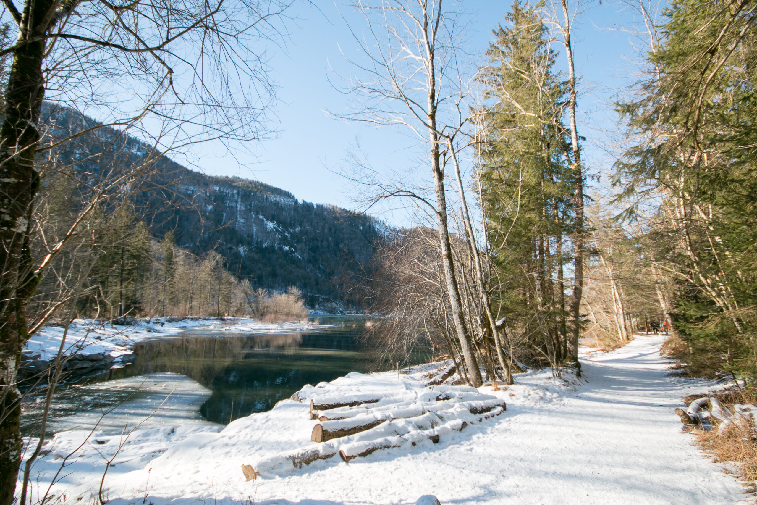 Dieses Bild hat ein leeres Alt-Attribut. Der Dateiname ist Winterwanderung-am-Hintersee_7-scaled.jpg