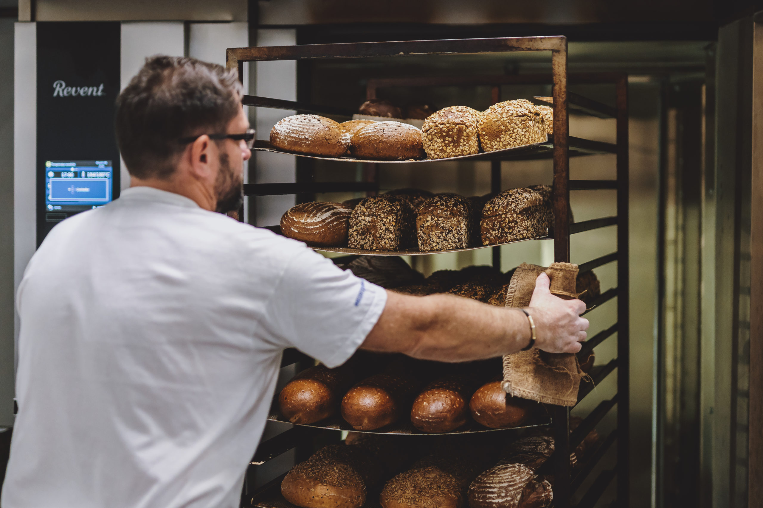  Günther Katschner beim Brotbacken. © EXPA/ JFK