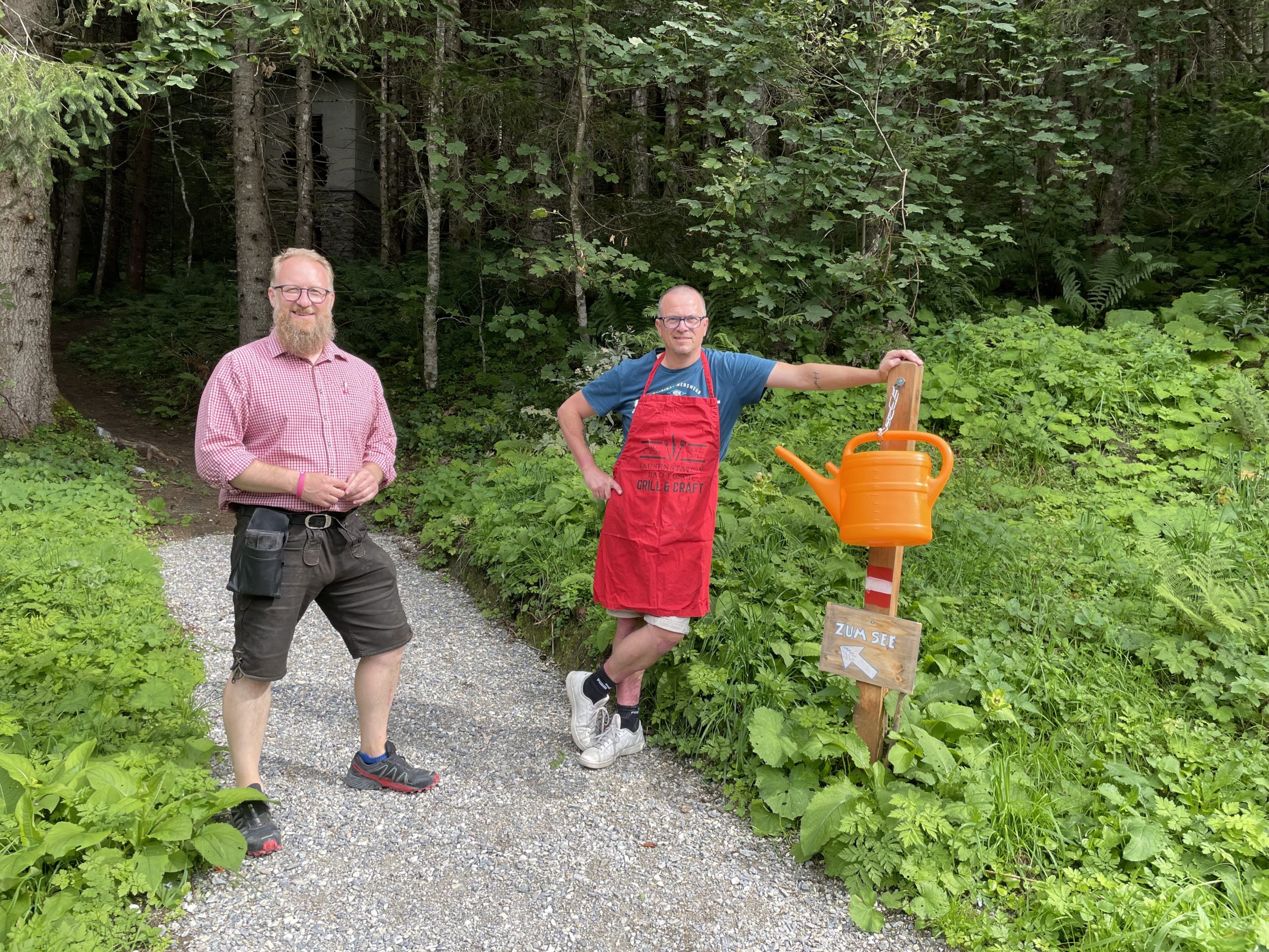 v.l. Jonnie und Andy am Eingang des Gießkannenwegs.ielleicht Jausenstation Bad Fusch