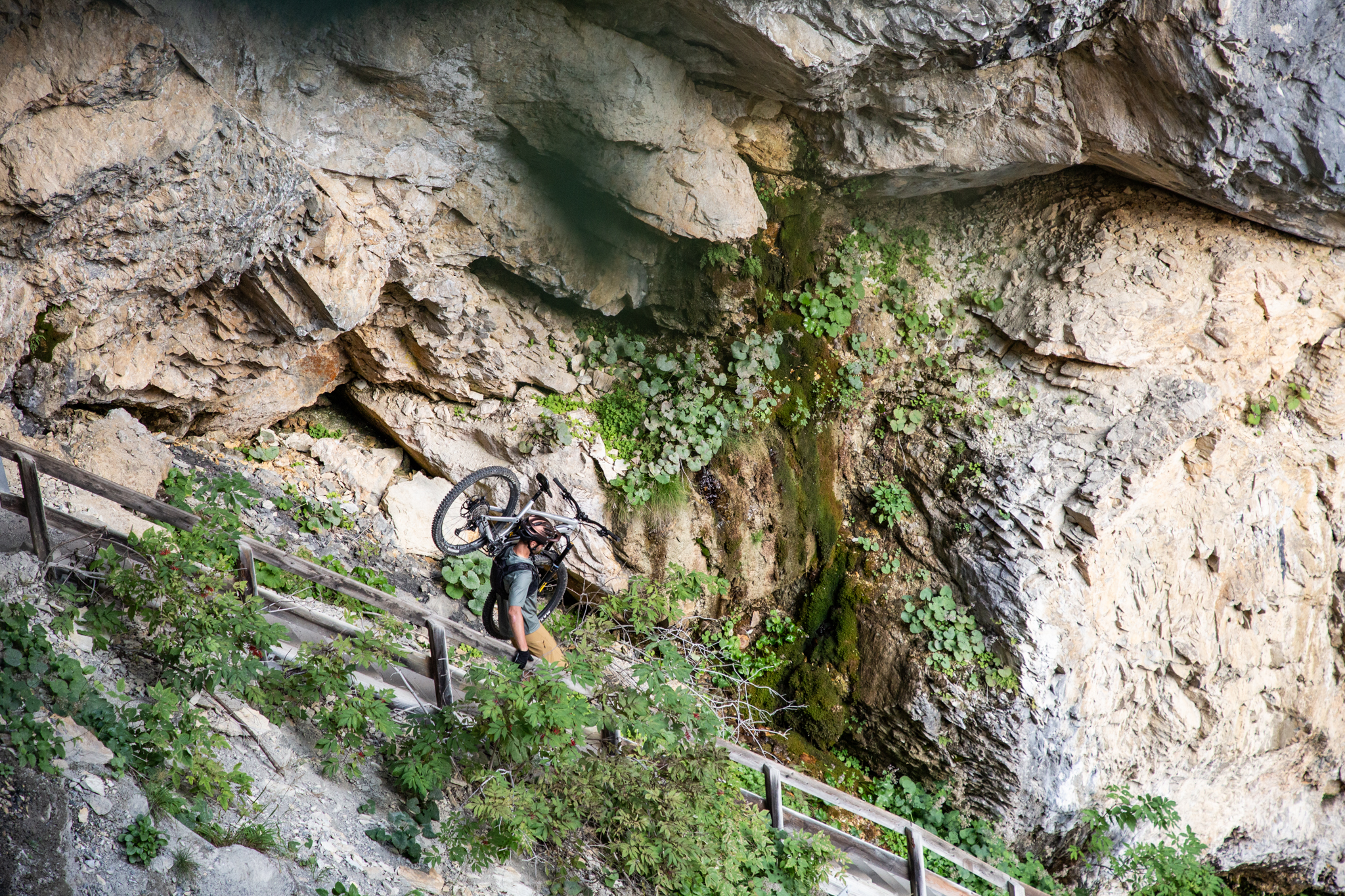 Der Stoneman Taurista, die MTB-Challenge in der Salzburger Sportwelt und Obertauern. Auf dem Bild sieht man einen Mountainbiker, der die Tragepassage beim Checkpoint Johanneswasserfall mit seinem Mountainbike hinuntergeht.