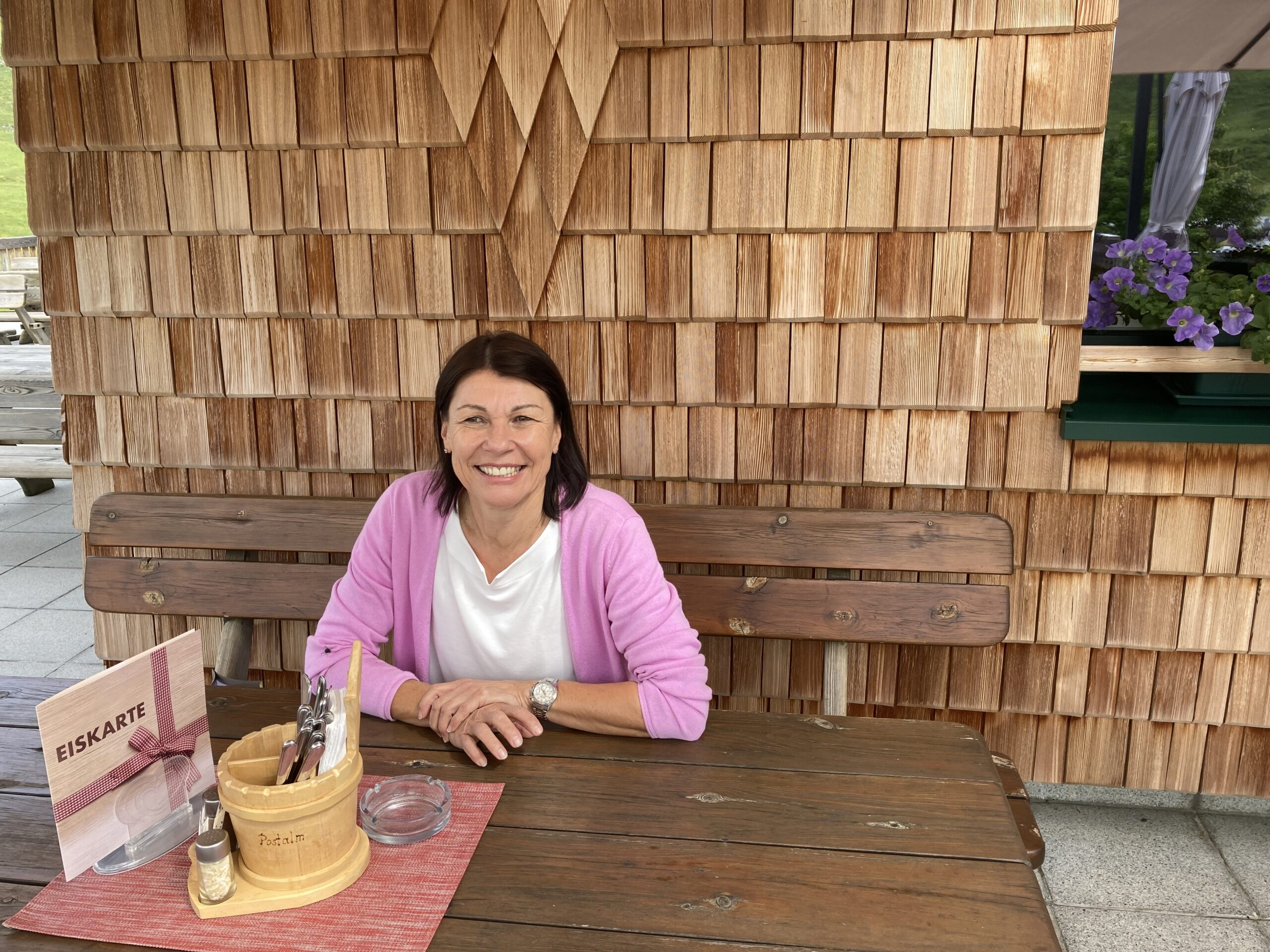 Ulla Buchegger im Gastgarten des Lienbachhofes