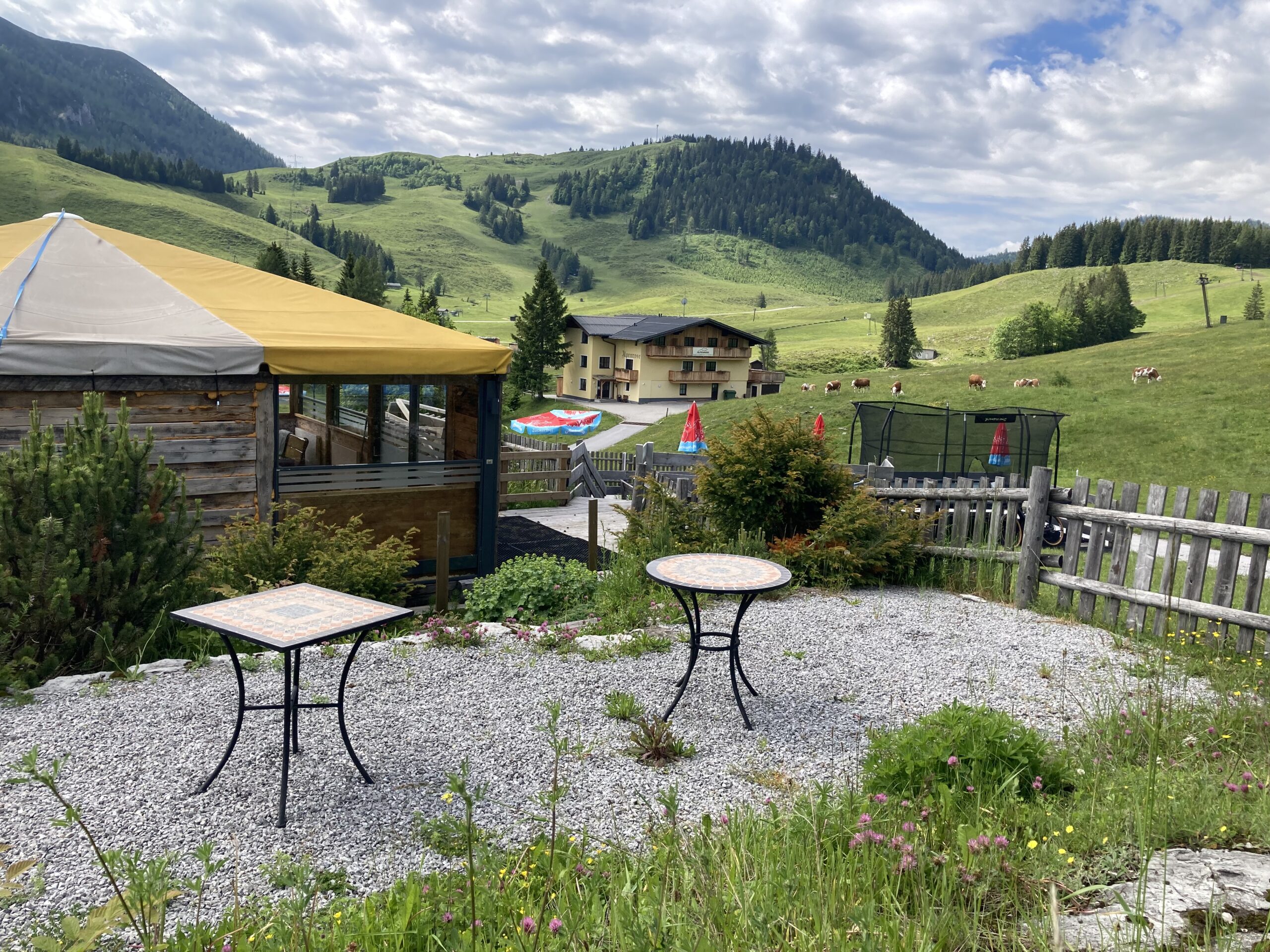 Gastgarten der Welser Hütte mit Blick auf die 