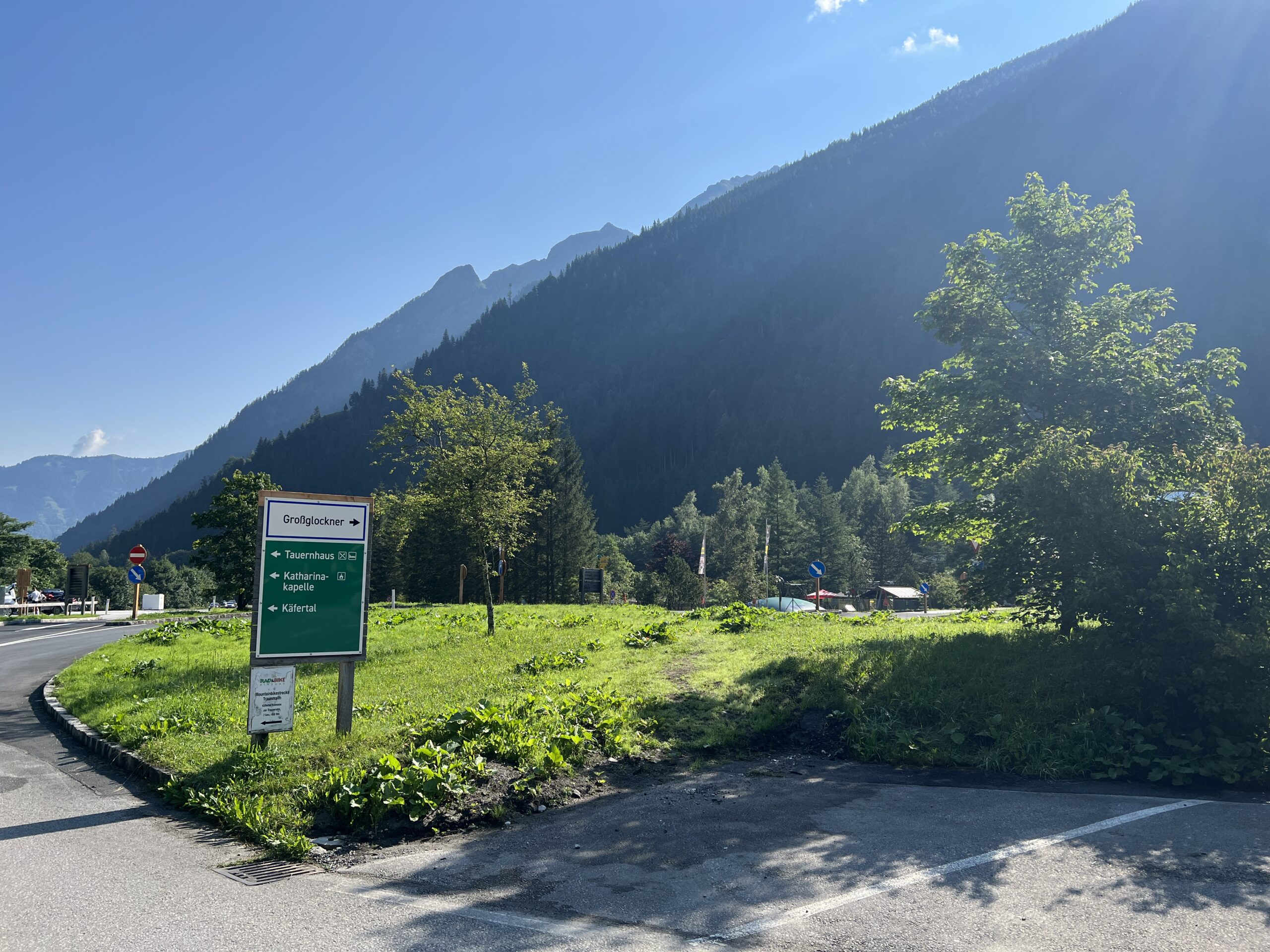 Die Wanderung startet beim öffentlichen Parkplatz