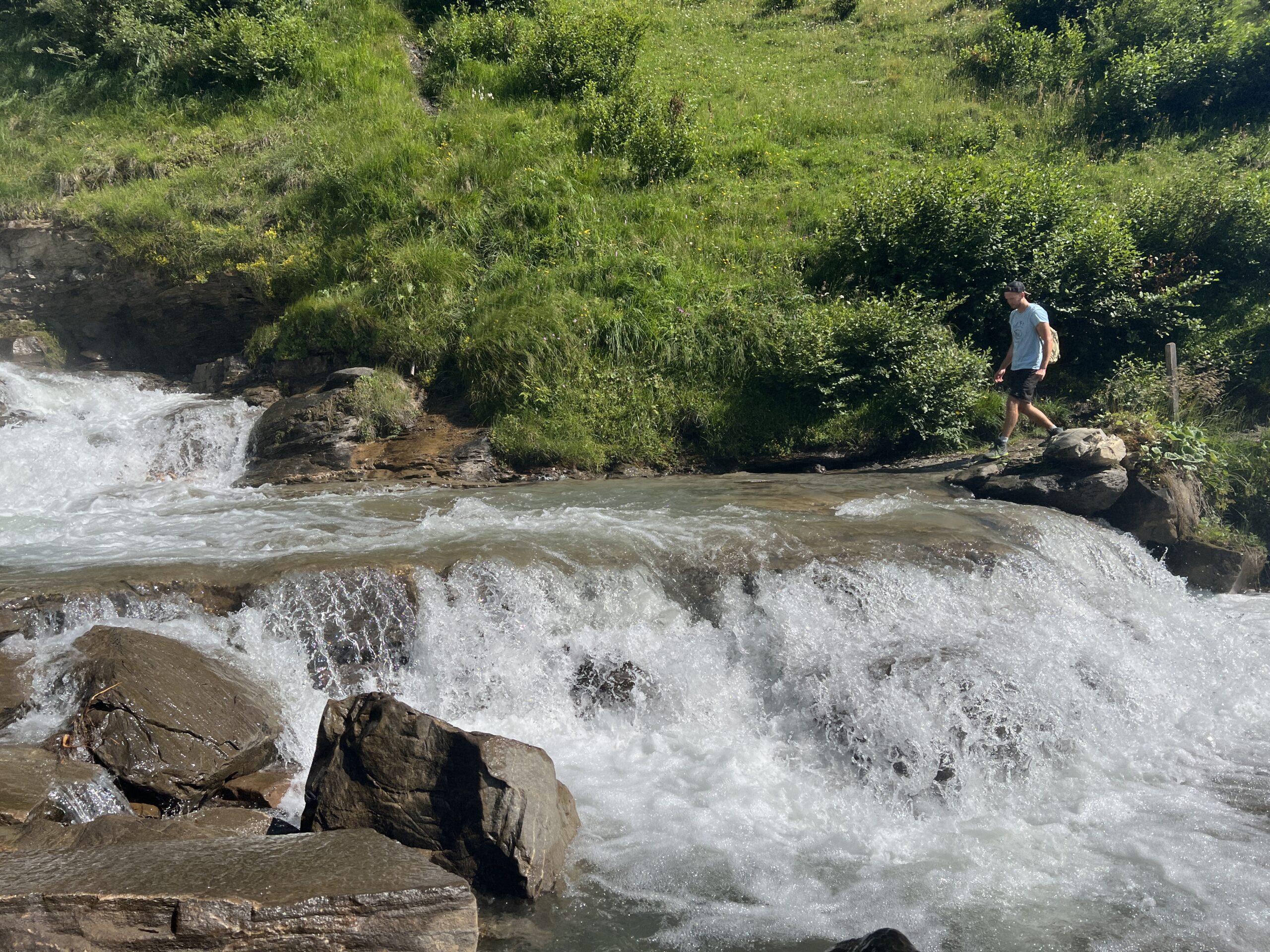 Das klare und kalte Bergwasser ...