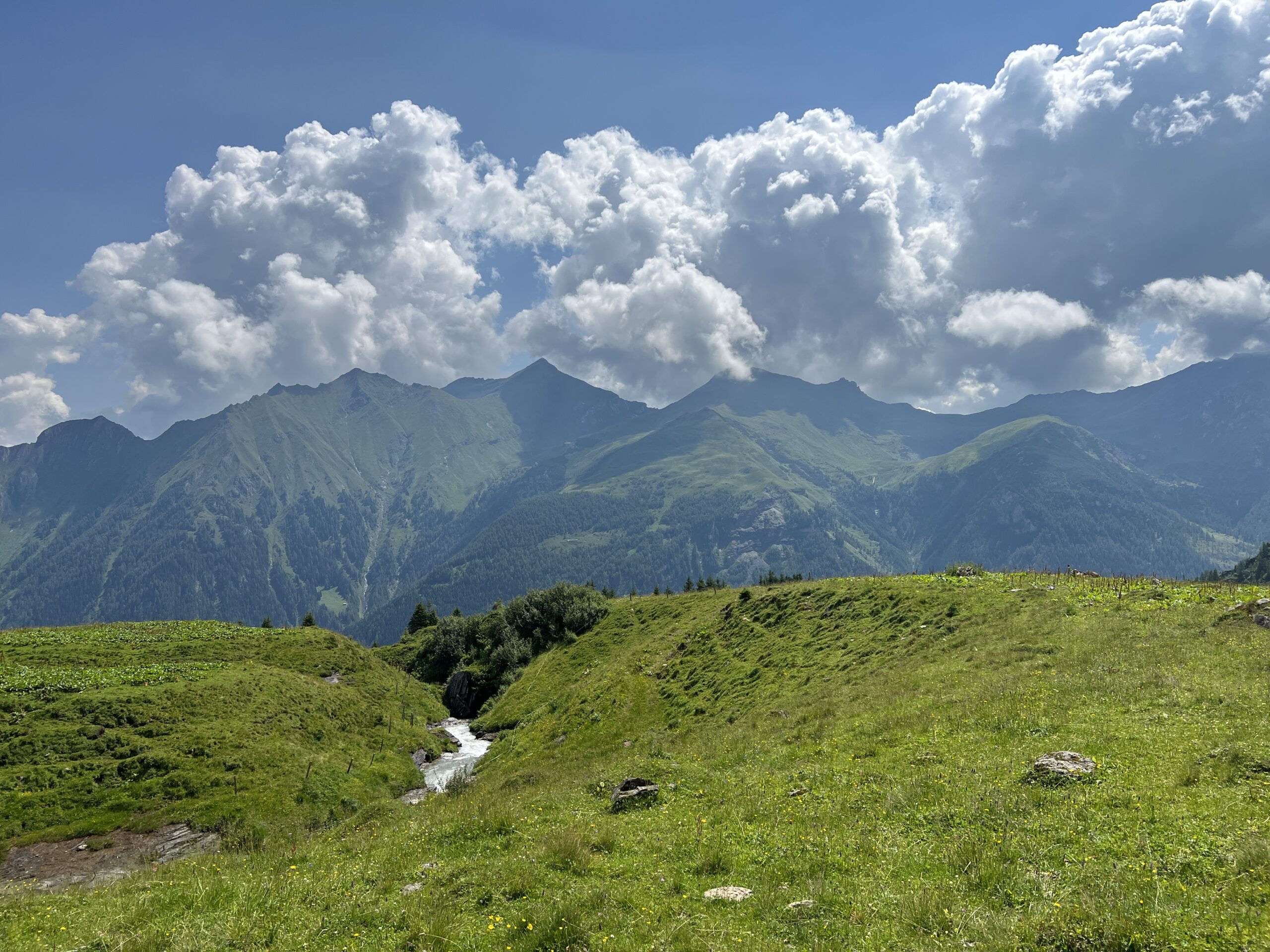 Am Rückweg ist die Aussicht in die Bergwelt wunderschön