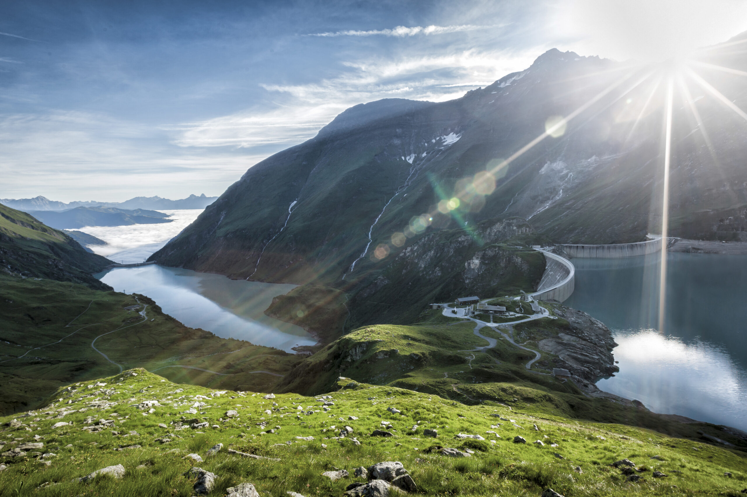 Blick Richtung Nordosten, über die beiden Stauseen Mooserboden und Wasserfallboden. Die beiden speichern rund 170 Millionen Kubikmeter Wasser. © Verbund Tourismus Joachim Heuckeroth.