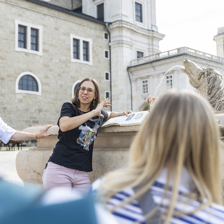 Barbara Baumann beim Sketch Walk durch die Stadt Salzburg.