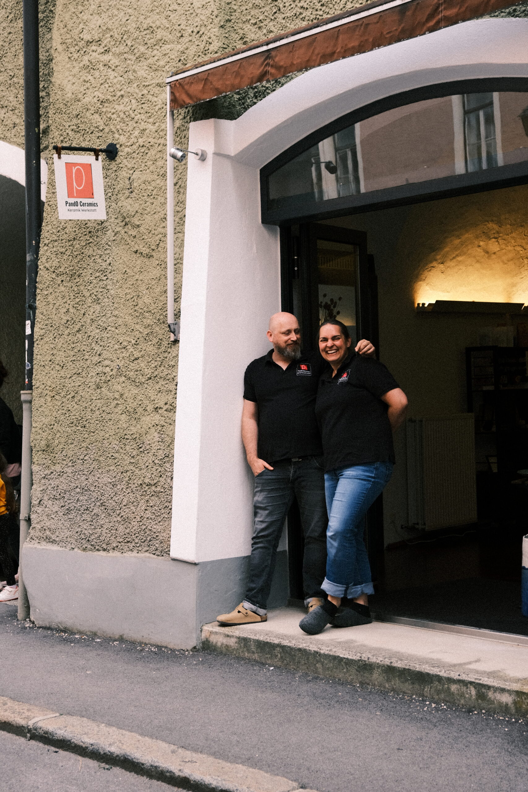 Petra und Oliver vor ihrem Geschäft PandO Ceramics in der Halleiner Altstadt. ⓒ PandO Ceramics