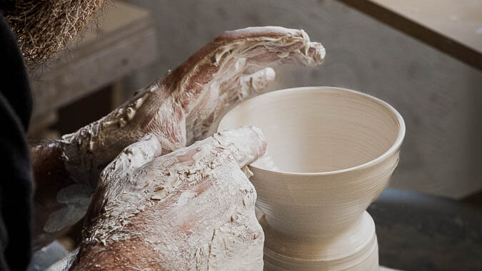 Im PandO Ceramics wird das Töpfern an der Drehscheibe perfektioniert. ⓒ PandO Ceramics