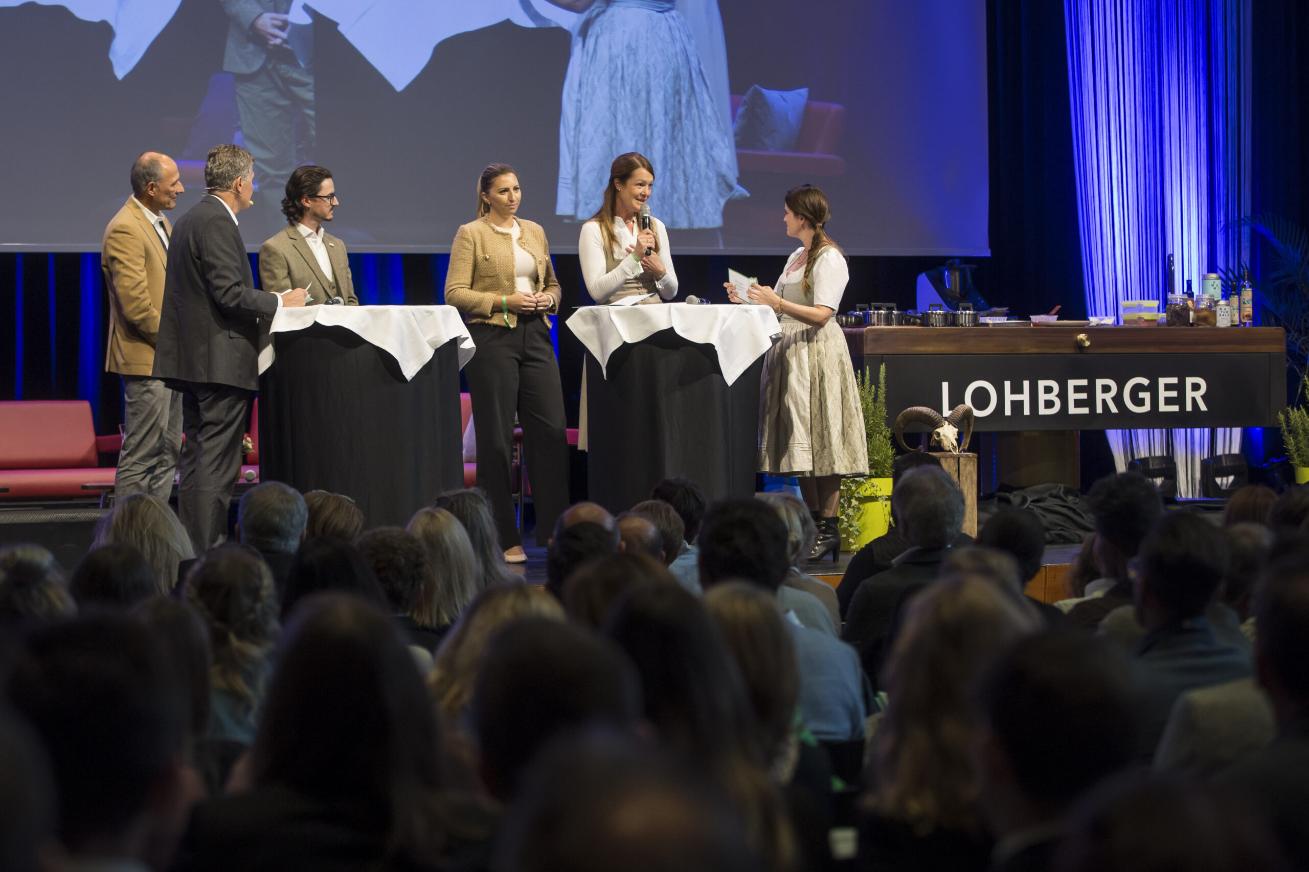 Eröffnung der Festspiele der Alpinen Küche 2024: mit Leo Bauernberger (SalzburgerLand Tourismus) Moderator Karl Hohenlohe, Manuel Resch (Zell am See-Kaprun Tourismus), Julia Göschelbauer (AMA), LAbg. Camilla Schwabl und Moderatorin Conny Bürgler.