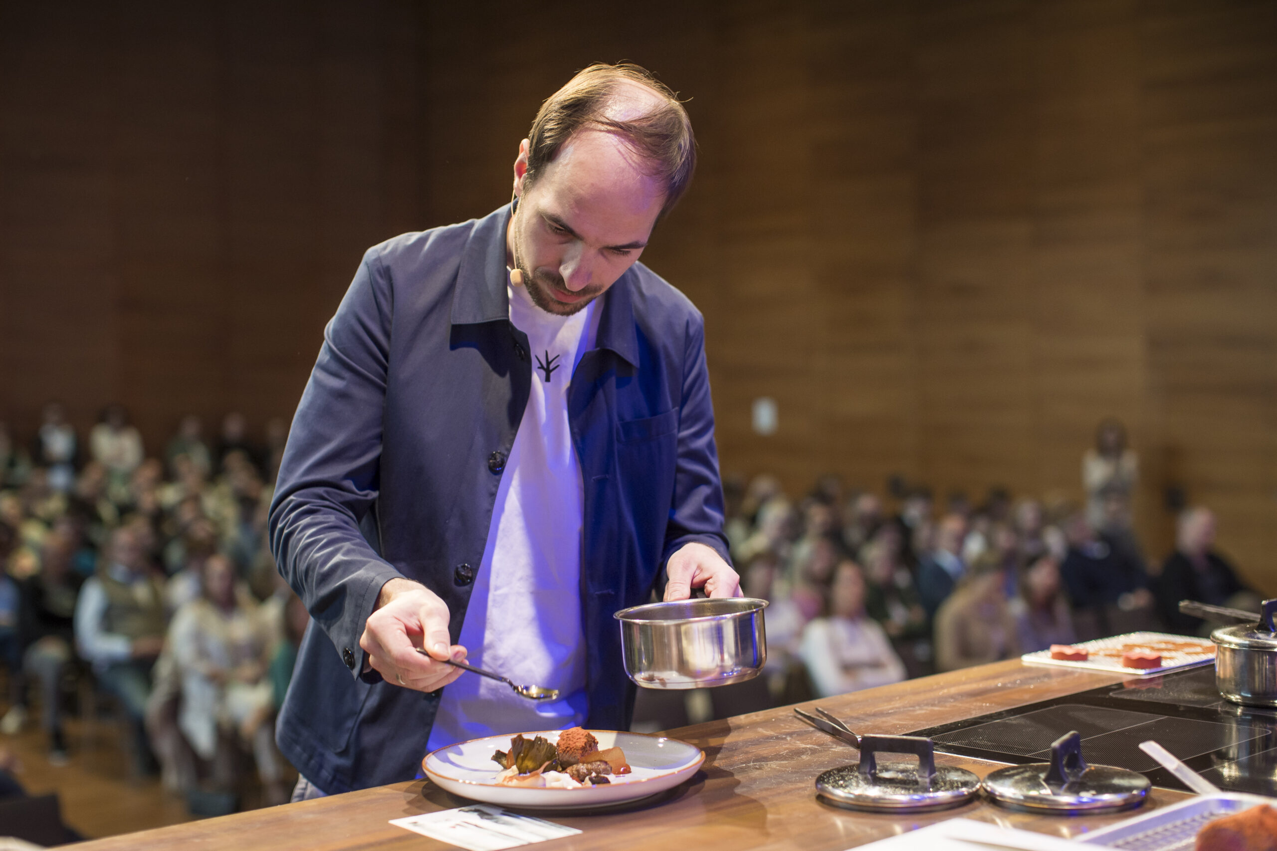 Klemens Gold (Restaurant RAU, Großraming) beim Live-Cooking auf der Bühne.