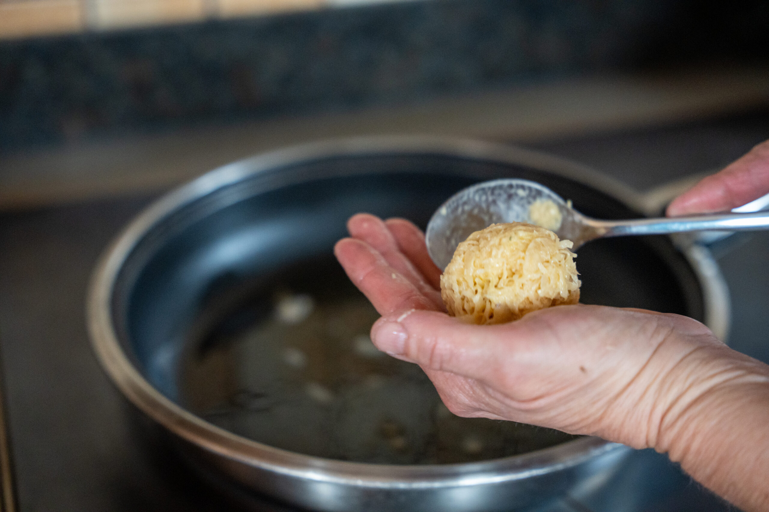 © Edith Danzer Die Krautbällchen kommen in die erhitzte Pfanne.