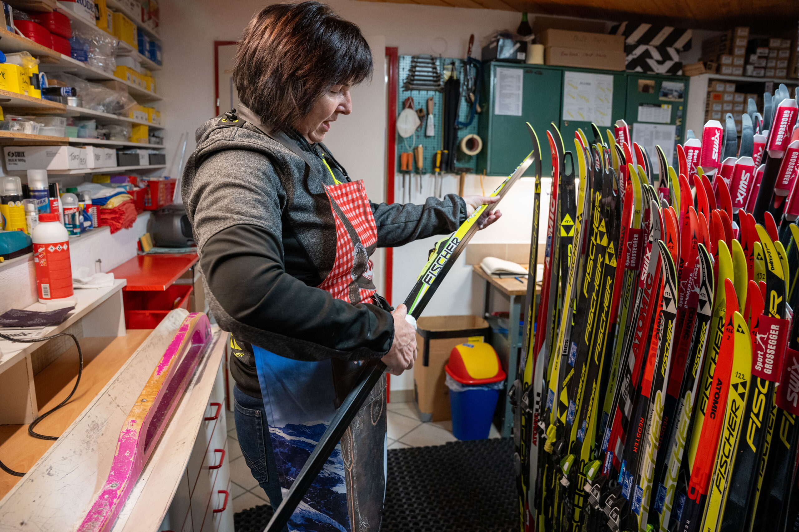 Andrea prüft den fertigen Ski. © Edith Danzer