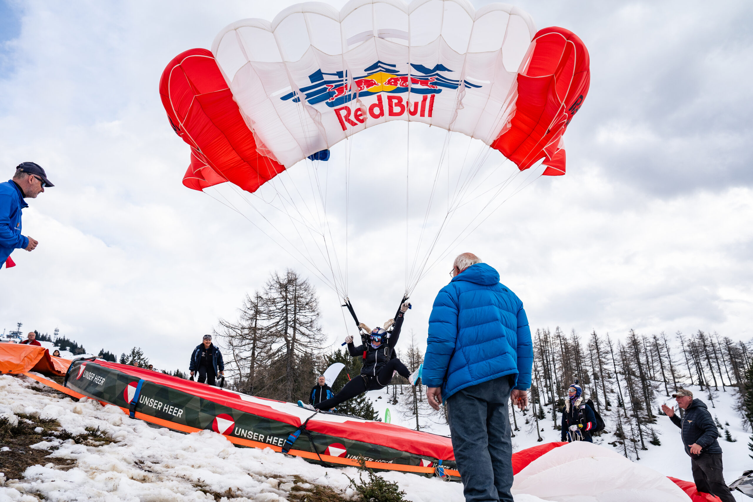 Fallschirmsprung bei Parachute-Ski World Cup im Snow Space Salzburg © Gerald Oberreiter